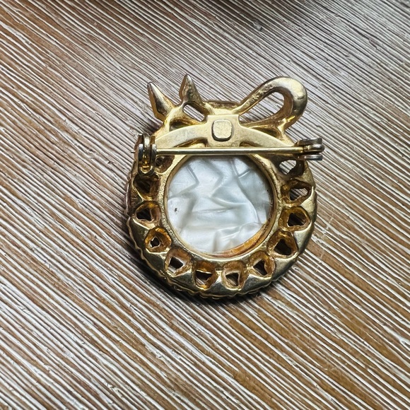 Pretty Mother Pin - Picture 2 of 2